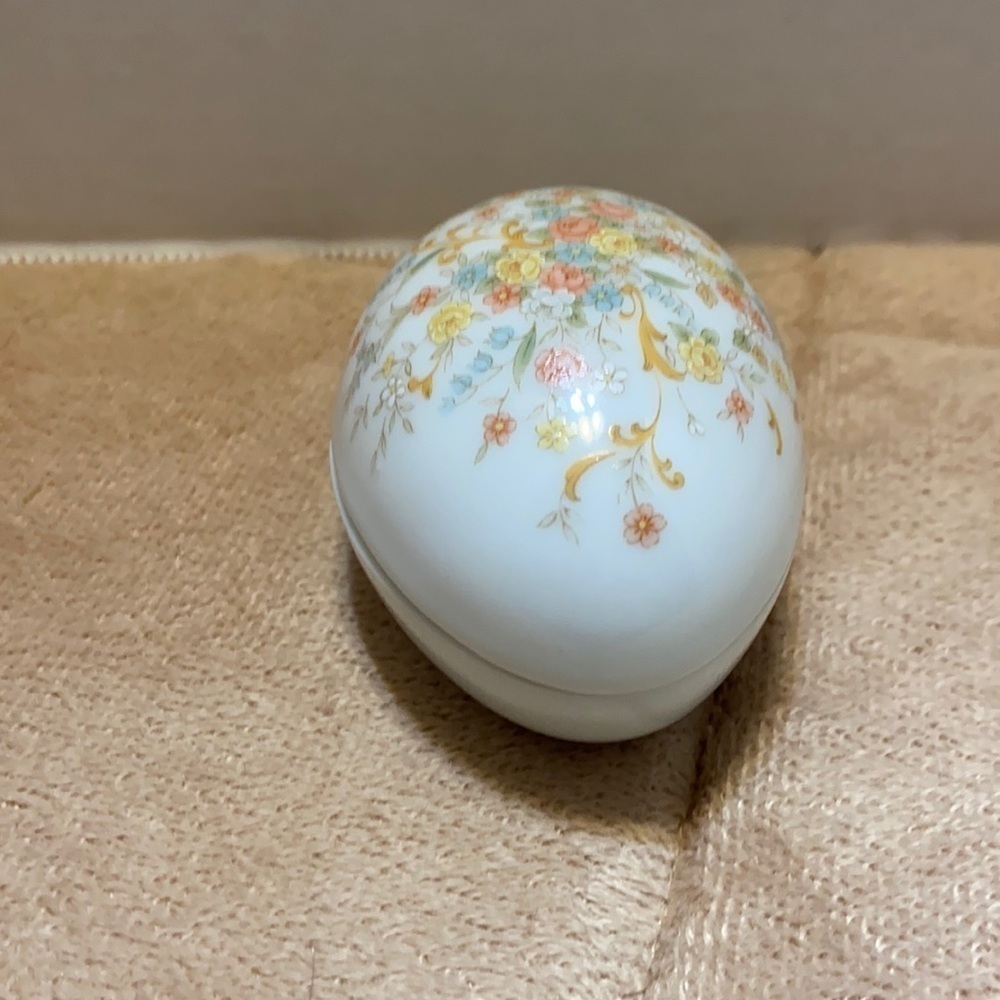 Takahashi pastelle San Francisco floral egg shaped trinket box
